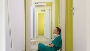 全球43%的临床医护人员遭遇过劳压力 如何为医护人员减负？AI技术革新引领未来医疗发展趋势